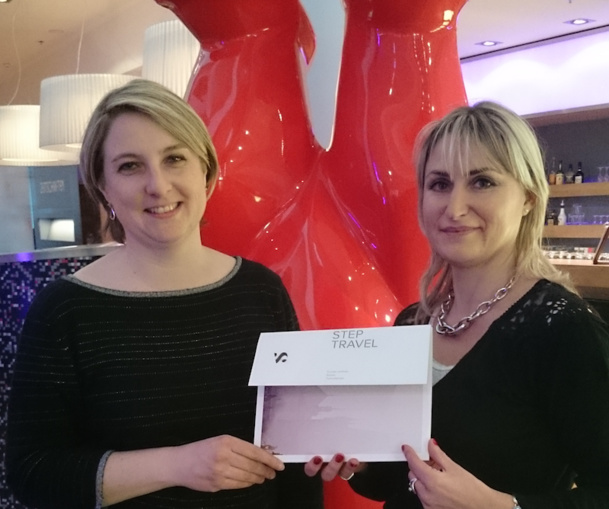 Blandine Vignals et Géraldine Chachourine présentent leur première plaquette produit lors d'un déplacement presse à Berlin. DR- LAC Blandine Vignals et Géraldine Chachourine présentent leur première plaquette produit lors d'un déplacement presse à Berlin. DR- LAC