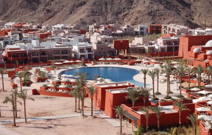 En hôtels-clubs, on s’adonne à des plaisirs régressifs loin d’une actualité anxiogène et morose. Ici, le Club Med de Taba Sinai Bay, en Égypte - Photo Wikipédia