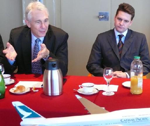 De gauche à droite : le Pdg de Cathay Pacific  Tony Tyler, et le directeur de Cathay Pacific France Mark Sutch, vendredi dernier à Paris