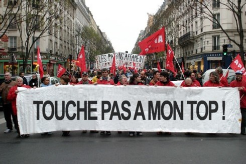 La manifestation partira de l’Hippodrome pour rallier le Casino, brûlant les effigies de Joël Gangnery et Vincent Lhoste, piétinant le logo de Reed Expositions sous les banderoles « Touche pas à mon TOP !