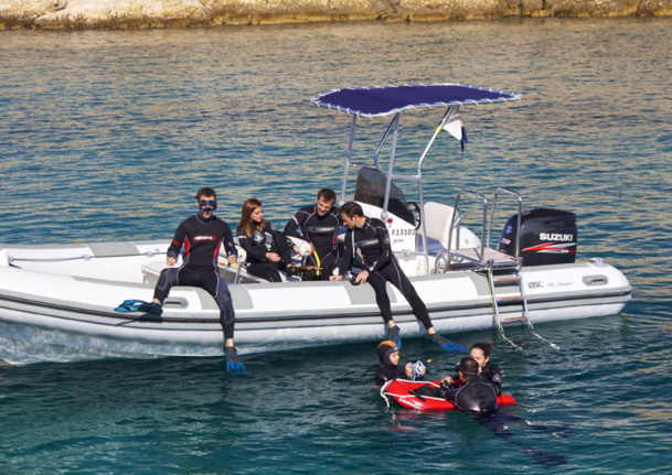 The Rigid-hulled inflatable boat especially equipped with a ladder, benches, and steps in the front - Photo Dune