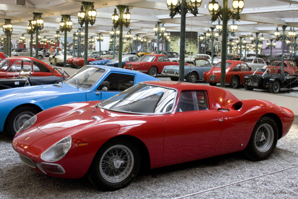 17 000 m2 d'exposition décorés de 800 lampadaires identiques à ceux du Pont Alexandre III. Au 1er rang : Ferrari 250 LM (Le Mans) de 1964 - DR : Cité de l’Automobile - Collection Schlumpf