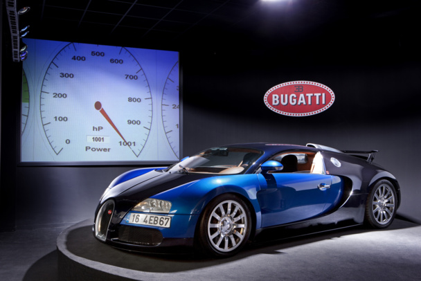 La Bugatti Veyron, l’un des joyaux de la collection. Un savoir-faire technique issu de l’aéronautique et de l’astronautique a été nécessaire pour réaliser un incroyable circuit de freinage. En freinant à fond, il suffit de 10 secondes pour ralentir de 400 km/h à l’arrêt complet - DR : Cité de l’Automobile - Collection Schlumpf