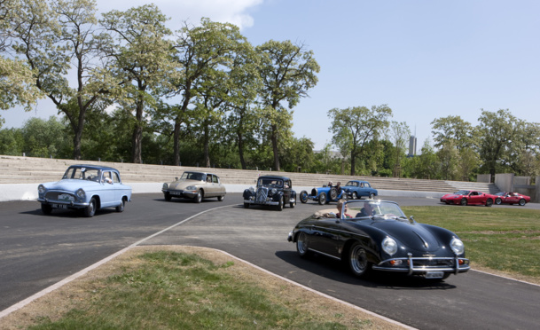 L'Autodrome et son spectacle. On voit évoluer certaines des voitures les plus prestigieuses du Musée. Sur réservation, les visiteurs peuvent monter à bord comme pilote ou passager - DR : Cité de l’Automobile - Collection Schlumpf