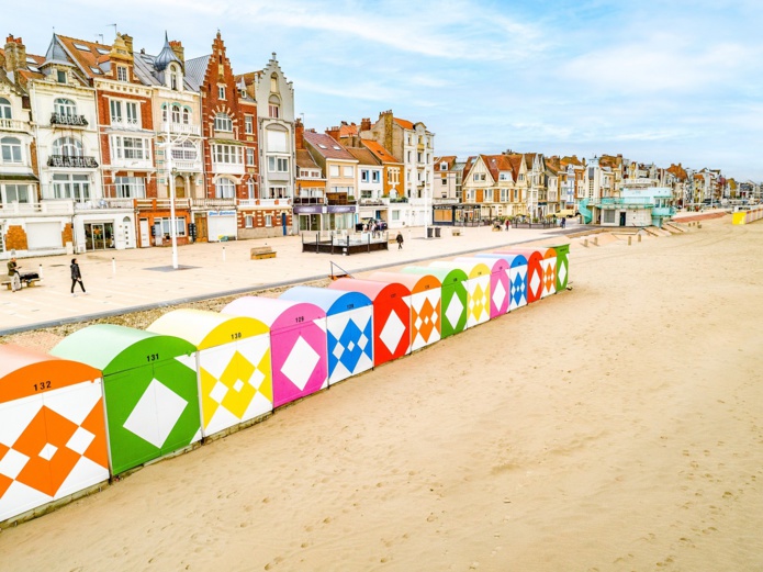 La plage de Malo-les-Bains, bordée de cabines multicolores. A l’arrière, les riches villas de styles divers - DR : Ville de Dunkerque