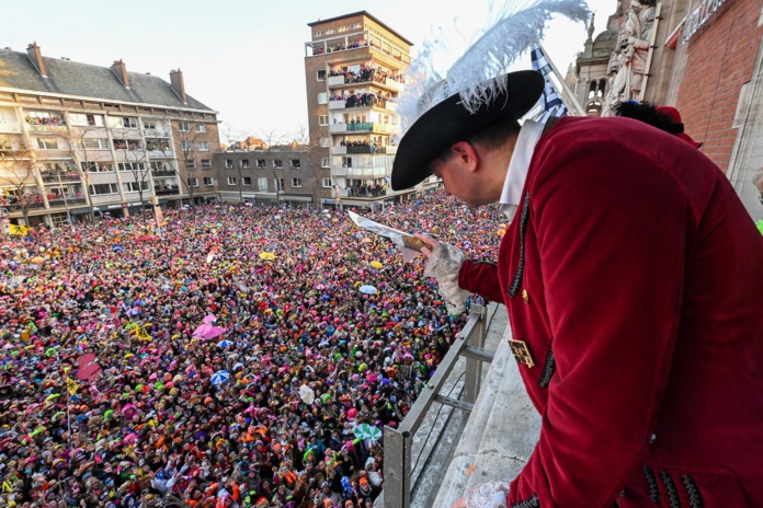 Le jet de harengs du balcon de l’Hôtel de ville - DR : Ville de Dunkerque Le jet de harengs du balcon de l’Hôtel de ville - DR : Ville de Dunkerque