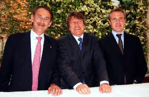 Jean-Luc Picquerey, président de la CSNERT (gche) et deux administrateurs (cliquer pour agrandir) Jean-Luc Picquerey, président de la CSNERT (gche) et deux administrateurs (cliquer pour agrandir)