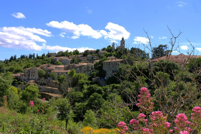 Reillanne, un bourg provençal typique au cœur du Lubéron - Photo JFR