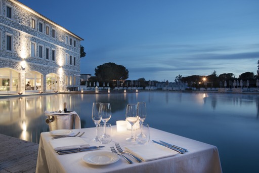 La terrasse aménagé au bord du bassin thermal se prête à des dîners très romantiques (Photo Terme di Saturnia)