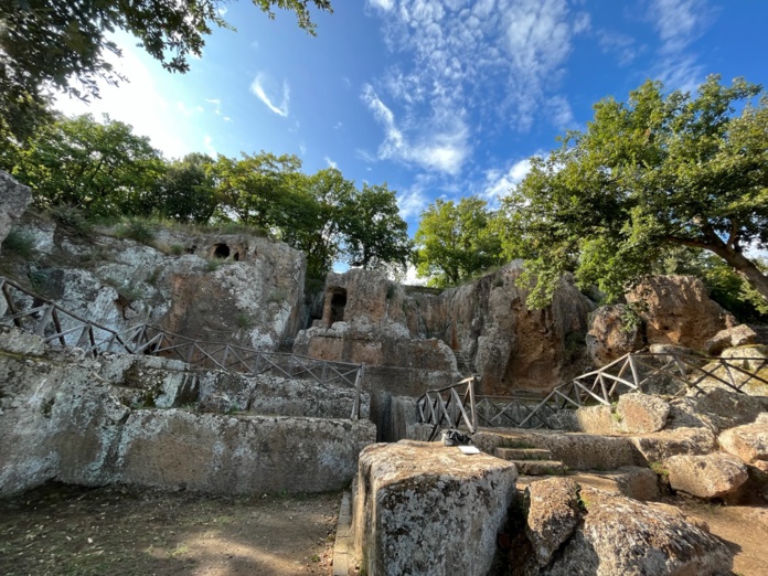 La tombe dite de Hildebrande est la plus célèbre des tombes étrusques taillées dans les rochers des environs de Sovana. A l'origine, elle était précédée d'une colonnade surmontée d'un fronton peint (Photo PB)