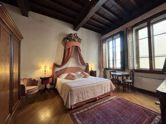 Un ciel de lit assez baroque donne une allure un peu grandiose à la chambre baptisée Leonardo (Photo PB)