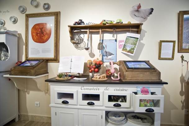 Sur ce meuble, une mini-exposition consacrée à la tomate : la plante de la région. On peut écouter une interview en décrochant le téléphone, et regarder les bonus cachés dans les tiroirs. (c) Pierre Baudier Sur ce meuble, une mini-exposition consacrée à la tomate : la plante de la région. On peut écouter une interview en décrochant le téléphone, et regarder les bonus cachés dans les tiroirs. (c) Pierre Baudier