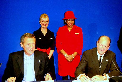 J.-C. Spinetta, et Richard Anderson, respectivement présidents d'Air France et Delta Airways, scellent la joint venture entre les deux compagnies (cliquer pour agrandir). J.-C. Spinetta, et Richard Anderson, respectivement présidents d'Air France et Delta Airways, scellent la joint venture entre les deux compagnies (cliquer pour agrandir).