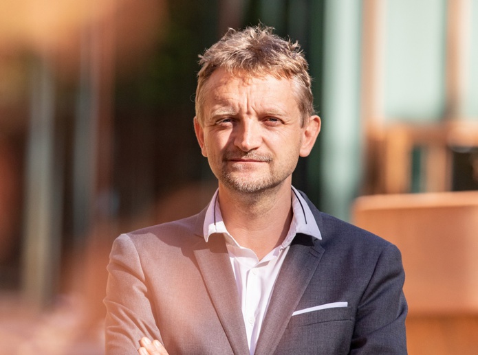 "Moins de pierre et plus de vacances," promet Grégory Sion pour Pierre&Vacances - Capture écran : France Info "Moins de pierre et plus de vacances," promet Grégory Sion pour Pierre&Vacances - Capture écran : France Info