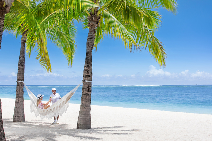 Le JW Marriott Mauritius est situé sur la plus belle plage de la péninsule avec en toile de fond la majestueuse montagne Le Morne Brabant, classée au patrimoine mondial de l’UNESCO.                                                                                                                                Services exclusifs de majordome et Bento Box en bord de mer © JW Marriott Mauritius