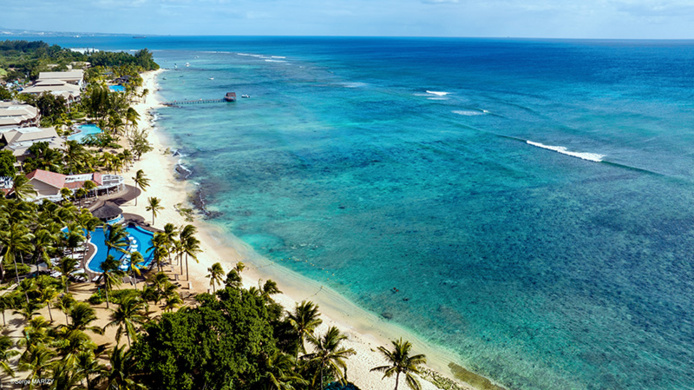 Vue aérienne du Méridien île Maurice 5* avec ses trois piscines – en premier plan la piscine à débordement de l’espace Nirvana - et son jardin tropical face eaux turquoise du lagon © Serge Marizy