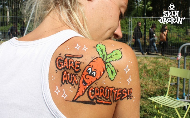 A l’occasion du festival Garorock dans le Val de Garonne, le Jardin des Marques a organisé une communication axée sur la présence d’un collectif réalisant des tatouages éphémères et spécialisé dans les jeux de mots : Skin Jackin’. © Skin Jackin’