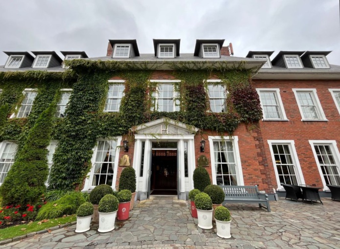 Ce cinq étoiles à l'allure d'un manoir historique et pourtant ... (PB) Ce cinq étoiles à l'allure d'un manoir historique et pourtant ... (PB)