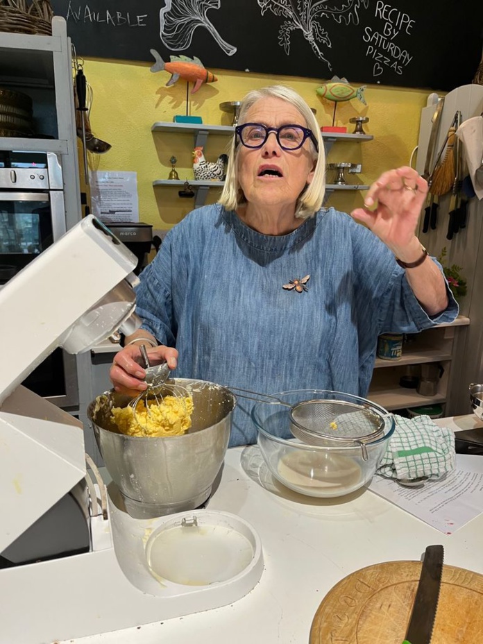 Darina Allen en pleine démonstration de la fabrication de beurre (PB)