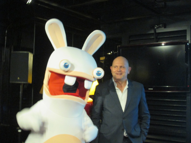 Un "lapin crétin" l'attraction phare 2014 du Futuroscope. Ici avec Dominique Hummel président du Directoire du Futuroscope lors de sa conférence de presse à Paris.