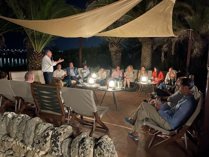 Frédéric Avierinos Vice-président Confédération des Acteurs du Tourisme lors d'une causerie à l'hôtel Mangia's - Photo JLR