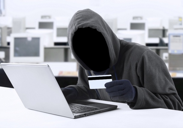 Les fraudeurs utilisent des numéros de cartes bancaires volées ou falsifiées pour arnaquer les agences de voyages - DR : © Creativa Fotolia.com
