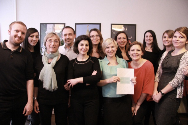 La quasi totalité de l'équipe Amslav. Avec la brochure, Tatiana Maltseva responsable de la production et à sa droite, en rouge, Natacha Demoux directrice des ventes. C'est Dora Haller, responsale de la communication et du e-marketing qui prend la photo. La quasi totalité de l'équipe Amslav. Avec la brochure, Tatiana Maltseva responsable de la production et à sa droite, en rouge, Natacha Demoux directrice des ventes. C'est Dora Haller, responsale de la communication et du e-marketing qui prend la photo.