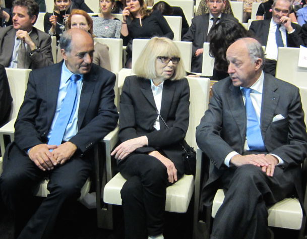 Jean-Pierre Mas le président du SNAV aux cotés de Mireille Darc, marraine de l'association la Chaîne de l'espoir et Laurent Fabius, ministre des affaires étrangères. DR-LAC