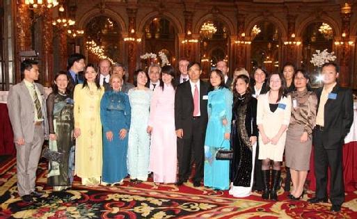 L'équipe Vietnam Airlines, lundi soir à l'hôtel Intercontinental à Paris