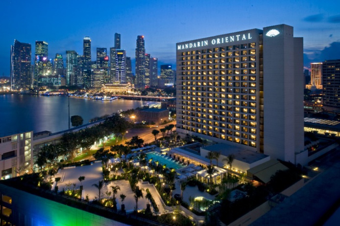 Ce bâtiment un peu massif abrite l’une des adresses les plus réputées de Singapour (Photo Mandarin Oriental)