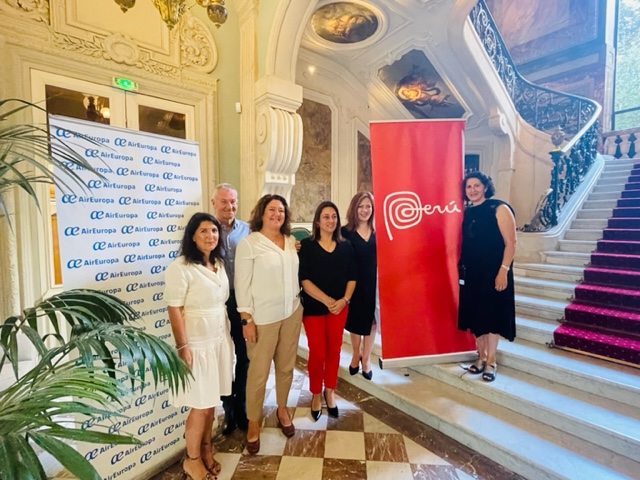 Avec leurs équipes,Rosario Pajuelo, la Directrice de l’office de tourisme du Pérou en France (2em en partant de la droite) et  Vincent Verdonck, le directeur commercial d’Air Europa à L'Hôtel LE MAROIS, siège de FRANCE-AMÉRIQUES  à Paris. Photo : C.Hardin