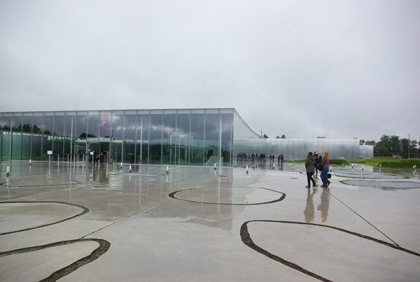 Le Louvre Lens étale ses 17 000 m² sur un parc propice à la déambulation - les familles ne s’en privent pas - DR : J-F. R.