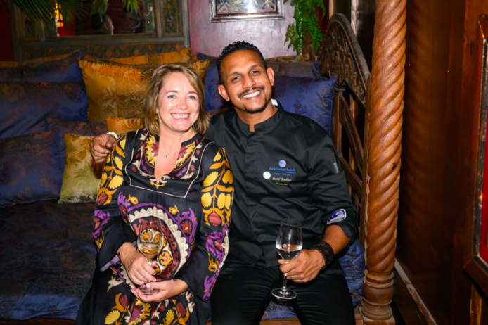 Sunlife à Maurice : Joëlle Edwards-Tonks en compagnie de David Boodhoo, Directeur du Buddha Bar Beach à Sugar Beach (Photo © Laurent Zabulon) Sunlife à Maurice : Joëlle Edwards-Tonks en compagnie de David Boodhoo, Directeur du Buddha Bar Beach à Sugar Beach (Photo © Laurent Zabulon)