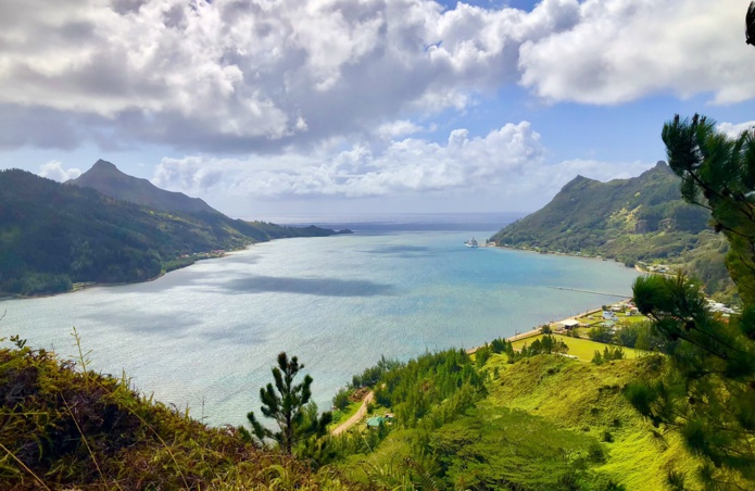 Rapa et sa caldeira effondrée avec l'Aranui 5 /crédit JDL Rapa et sa caldeira effondrée avec l'Aranui 5 /crédit JDL