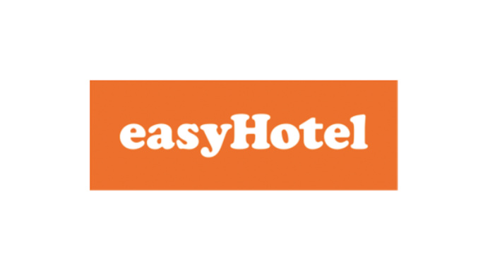 easyHotel possède des établissements dans 11 pays (plus de 4 400 chambres), dont 17 hôtels franchisés et 26 hôtels en propriété et en location - Logo easyHotel