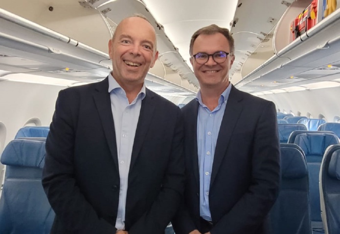 Cyril Cousin, DG France d'Air Transat, et Julien Boullay, directeur commercial et marketing de l'aéroport Marseille Provence, à bord de l'A321LR - DR : A.B.