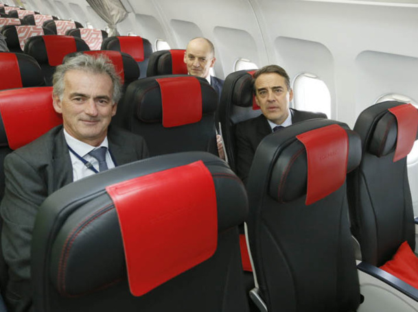 La modernisation du produit moyen courrier porte avant tout sur les fauteuils cuir bleu marine, ultra légers, inclinaison 20 degrés - les mêmes en Eco et en classe Affaires - Photo Air France