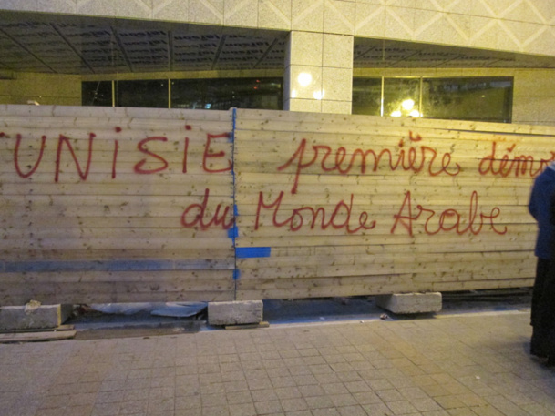 Lundi dernier, avenue Bourguiba, à Tunis. Sur ce mur, près de l'ambassade de France, on peut lire : "Tunisie, première démocratie du monde arabe" - Photo MS