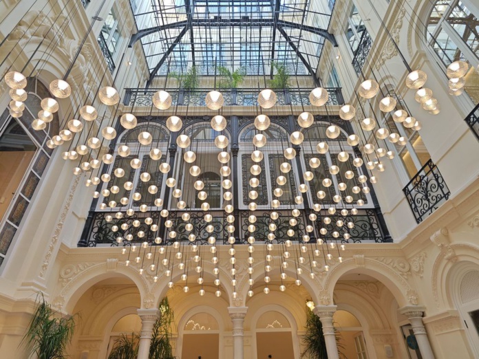 Grâce à un vaste programme de rénovation, l'ancien siège de la Banca Rodríguez Acosta est devenu le Royal Hideaway Palacio Gran Vía, un hôtel de luxe où se mêlent éléments modernistes et style contemporain (Photo Barceló Hotel Group)