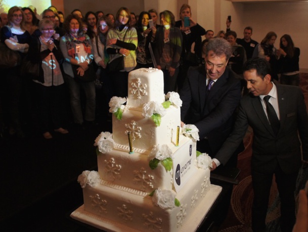 Jean Dionnet, PDG d'Univairmer a découpé au sabre, le gâteau d'anniversaire pour les 10 ans du Groupe lors de la convention organisée à Istanbul - Photo CE