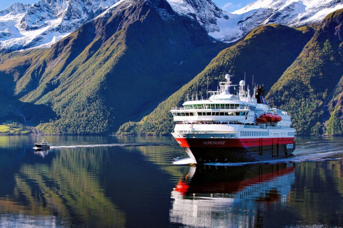Ses bateaux peints en rouge et noir sont devenus la marque de l'Express côtier Hurtigruten (DR Hurtigruten )