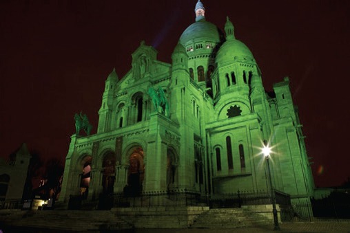 Durant 3 nuits autour du 17 mars, jour de la fête nationale irlandaise,  le Sacré Coeur de Paris illuminé en vert comme 120 sites symboliques à travers le monde.