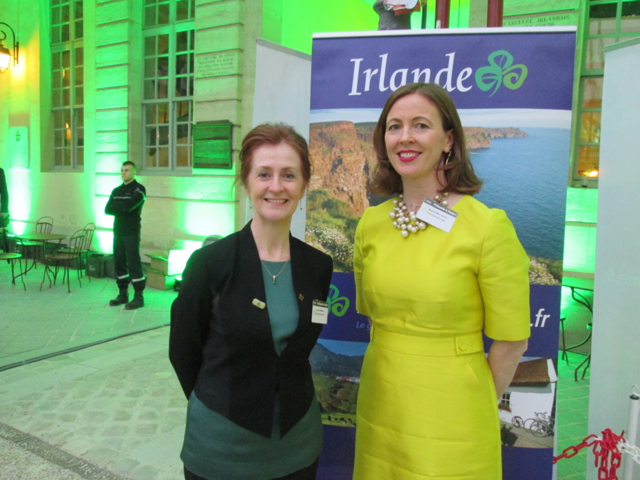 Finola O'Mahony directrice Europe de l'OT d'Irlande (à gauche) et Monica MacLaverty directrice pour la France. Ici au Centre Culturel Irlandais de Paris qui adopte la couleur verte pour fêter la Saint Patrick. Finola O'Mahony directrice Europe de l'OT d'Irlande (à gauche) et Monica MacLaverty directrice pour la France. Ici au Centre Culturel Irlandais de Paris qui adopte la couleur verte pour fêter la Saint Patrick.