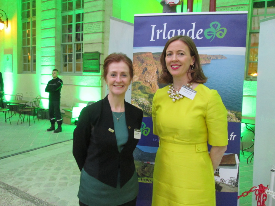 Finola O'Mahony directrice Europe de l'OT d'Irlande (à gauche) et Monica MacLaverty directrice pour la France. Ici au Centre Culturel Irlandais de Paris qui adopte la couleur verte pour fêter la Saint Patrick.