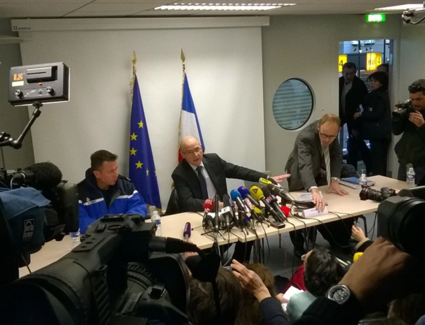 Brice Robin (au centre), Procureur de la République de Marseille, est en charge de l'enquête sur le crash de l'A320 de Germanwings dans les Alpes-de-Haute-Provence - Photo P.C.