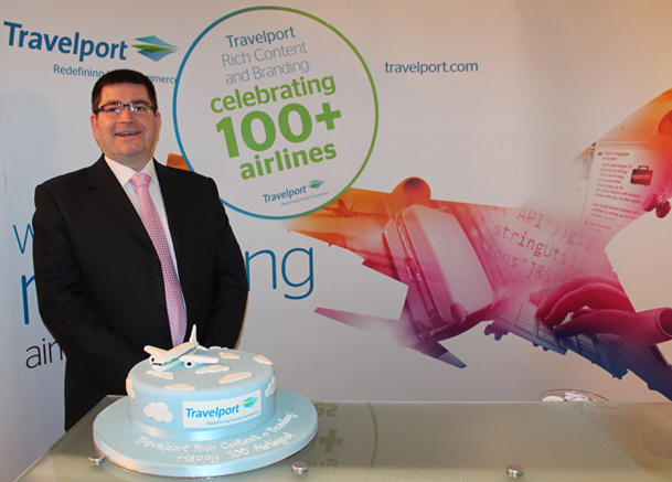 Ian Heywood, directeur de la stratégie globale fournisseurs de Travelport, célèbre, avec un gâteau sur le thème, le cap des 100 compagnies aériennes dans Travelport Rich Content and Branding - DR : Travelport