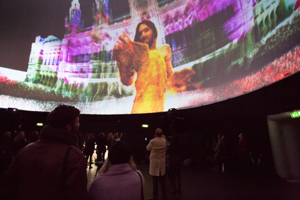 A l'intérieur de la ViennaSphere, la gagnante de l'Eurovision 2014, Conchita Wurst, a chanté son titre Rise Like a Phoenix en 3D. (c) WienTourismus et Rainer Fehringer