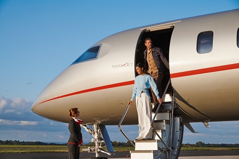 Des avions aux couleurs caractéristiques rouge et argenté (Photo Vistajet)