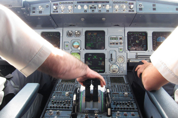 En prenant ses précautions avant le décollage, voilà une bonne partie des vols moyens courrier un peu plus à l’abri  d’une absence d’un pilote du poste de pilotage ‘’pour satisfaire des besoins physiologiques’’. /photo Wikipedia