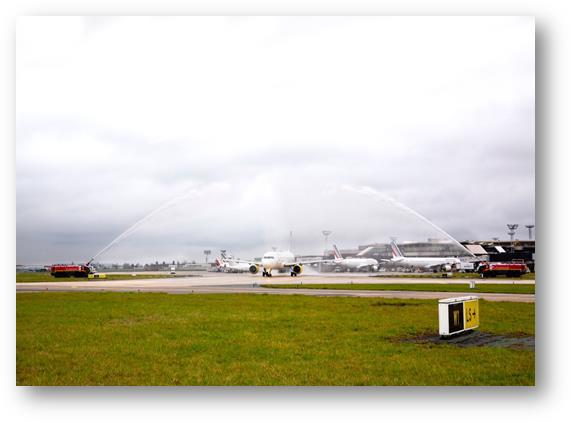 L'avion de Vueling a été accueilli à Orly par une arche d'honneur - DR : Vueling L'avion de Vueling a été accueilli à Orly par une arche d'honneur - DR : Vueling